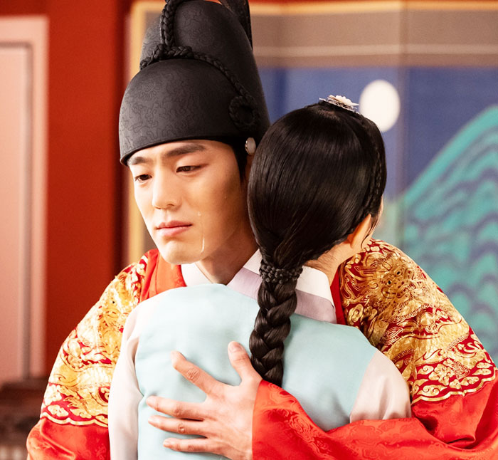 지난 12일 방송된 '간택'의 한 장면. 이경(김민규)이 은보(진세연)를 안고 눈물을 흘리고 있다.
