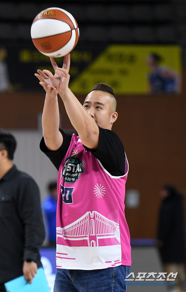 2019-2020 여자프로농구 올스타전이 12일 오후 부산 BNK센터에서 열렸다. 3점슛 대회에 참가한 유희관이 슛을 시도하고 있다. 부산=박재만 기자 pjm@sportschosun.com/2020.01.12/