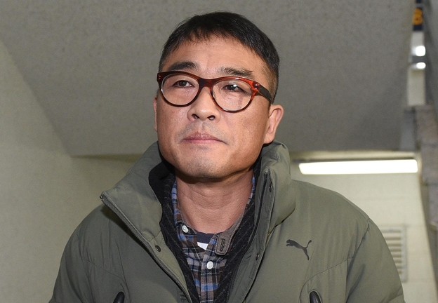 가수 김건모가 성폭행 혐의 조사를 받기 위해 15일 오전 서울 강남경찰서에 출석하고 있다. /연합뉴스