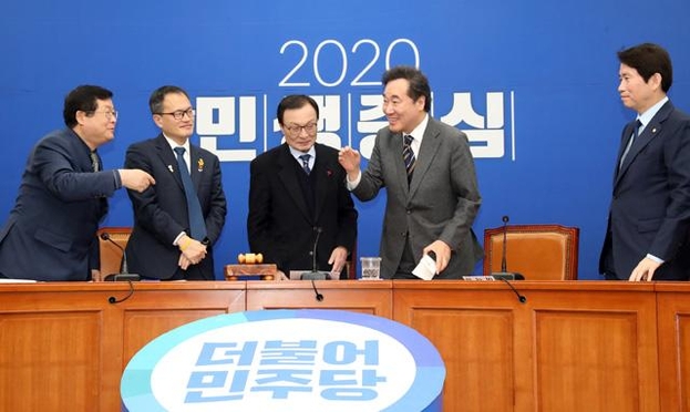 이낙연 전 국무총리가 15일 국회에서 열린 민주당 최고위원회의에서 의원들과 대화를 나누고 있다. /연합뉴스