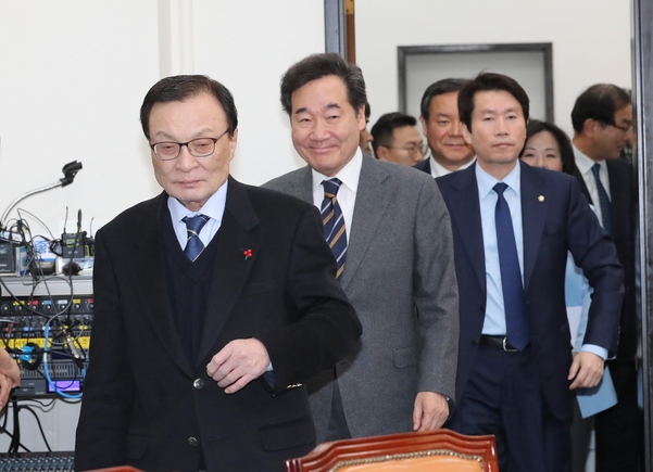 더불어민주당 이해찬(왼쪽부터) 대표와 이낙연 전 국무총리, 이인영 원내대표가 15일 오전 서울 여의도 국회에서 열린 최고위원회의에 입장하고 있다./연합뉴스