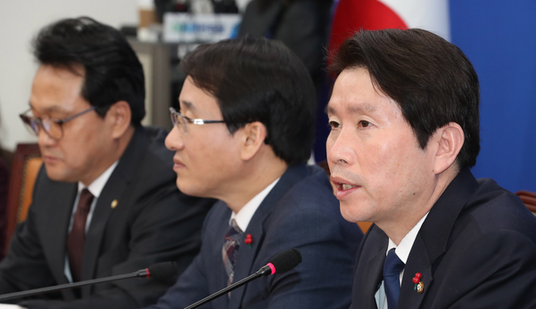 더불어민주당 이인영(오른쪽) 원내대표가 14일 당 원내대책회의에서 발언하고 있다./연합뉴스