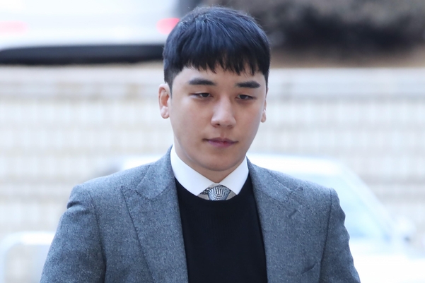 그룹 빅뱅의 전 멤버 승리가 구속 전 피의자 심문(영장실질심사)을 받기 위해 13일 오전 서울 서초구 서울중앙지법에 출석하고 있다. /연합뉴스