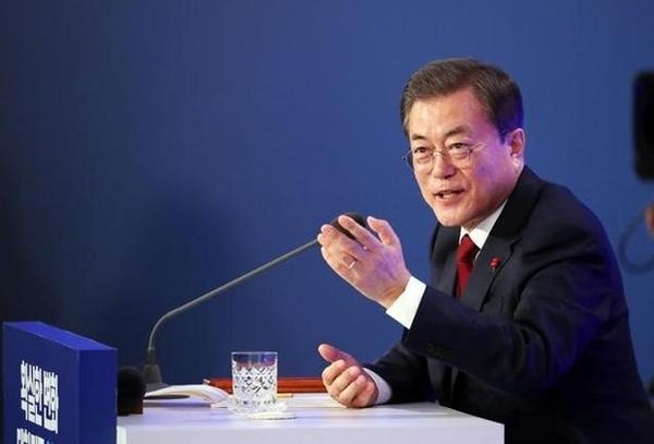 문재인 대통령이 14일 청와대 영빈관에서 열린 2020 대통령 신년기자회견에서 "부동산시장만큼은 확실히 잡겠다"며 "시장이 다시 과열되면 부동산대책을 계속 쏟아내겠다"고 밝혔다. / 뉴시스