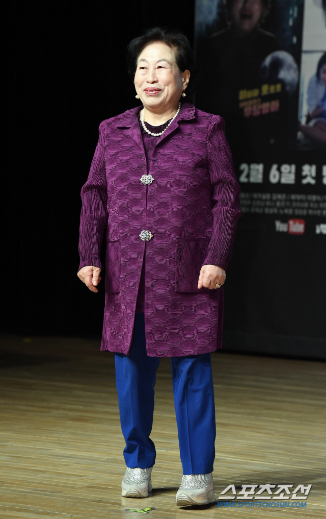 15일 오후 서울 강남구 청담동 일지아트홀에서 웹드라마 '귀신과 산다' 제작발표회가 열렸다. 포토타임에서 포즈를 취하고 있는 배우 전원주. 청담동=송정헌 기자 songs@sportschosun.com/2020.01.15/