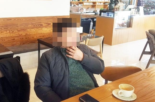 15일 오후 화성 연쇄살인 8차 사건으로 복역 후 출소한 윤모씨(52)가 충북 청주시 한 카페에서 취재진을 만나 재심 심경을 밝히고 있다. /청주=신정훈 기자
