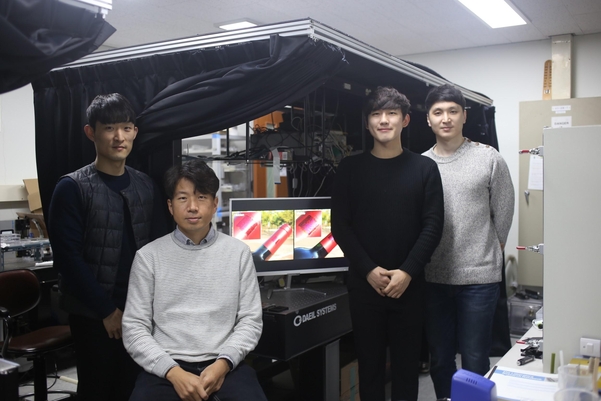 히든 편광 디스플레이 개발연구팀. 왼쪽부터 김영재 연구원(박사과정), 지스트 송영민 교수, 고주환 연구원(석사과정), 유영진 연구원(박사과정)./지스트 제공