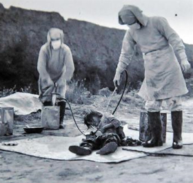 2014년 1월 중국 지린(吉林)성 기록보관소가 일제 731부대 대원 2명이 어린이에게 페스트균 생체 실험을 하는 장면이라며 공개한 사진. 대여섯 살로 추정되는 어린이가 고통스러운 표정을 짓고 있다.