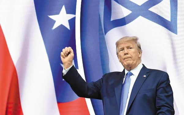필립 러커, 캐럴 D. 르닉 워싱턴포스트 기자는 최근 펴낸 책 '매우 안정된 천재(A Very Stable Genius·사진)'에서 트럼프 대통령을 '가끔 위험할 정도로 무식하다'라고 평가했다./AFP