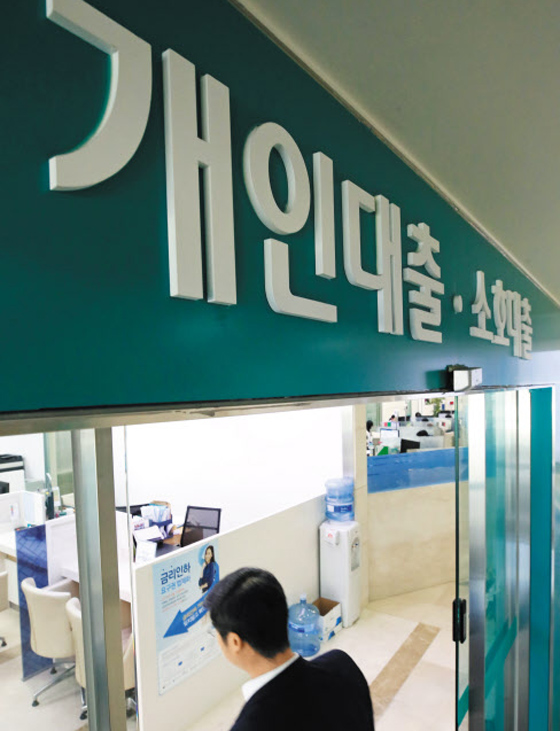 금융위원회는 시가 9억원을 넘는 고가 주택을 가진 사람들은 오는 20일부터 전세 대출을 받을 수 없다고 16일 발표했다. 사진은 이날 오후 서울의 한 은행 대출 창구에 고객이 들어서는 모습.