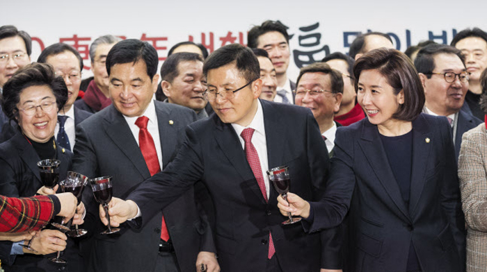자유한국당 황교안(왼쪽에서 셋째) 대표가 16일 서울 여의도 자유한국당 중앙당사에서 열린 한국당 서울시당 신년인사회에서 참석자들과 건배하고 있다. 앞줄 왼쪽부터 이은재 의원, 심재철 원내대표, 황 대표, 나경원 전 원내대표.
