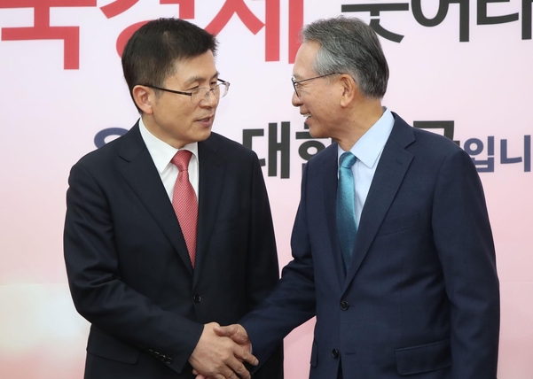 자유한국당 황교안(왼쪽) 대표가 17일 서울 여의도 국회에서 한국당 공천관리위원장으로 임명된 김형오 전 의장과 회동을 하고 있다./뉴시스