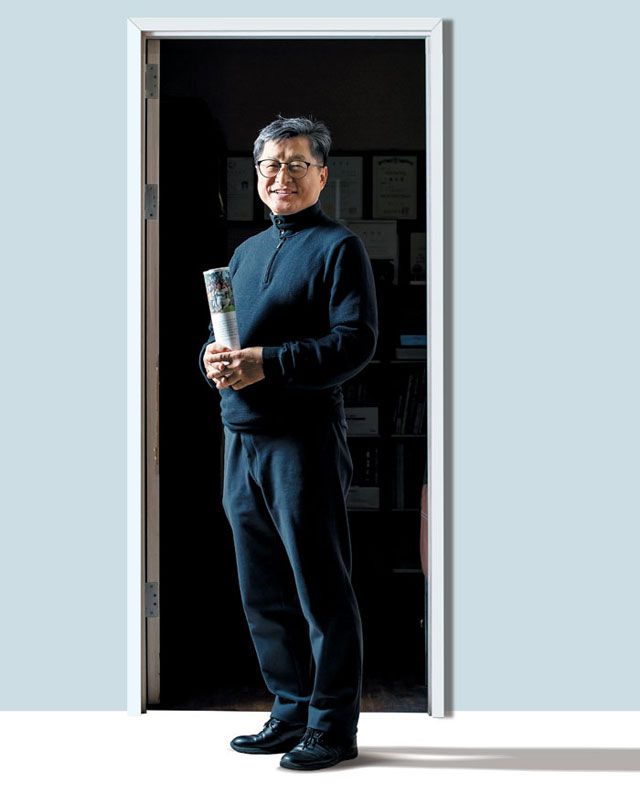춘천 안정효내과의원에서 만난 안정효 원장. 수단어린이장학회 이사장을 지냈고 이태석 신부 선종 10주기 기념사업위원장을 맡고 있다. 그는 “어떻게 살아야 하는지 사실 우리 모두 알고 있다”며 “상황이나 욕심 때문에 덮고 지내는 것”이라고 했다. /한준호 영상미디어 기자