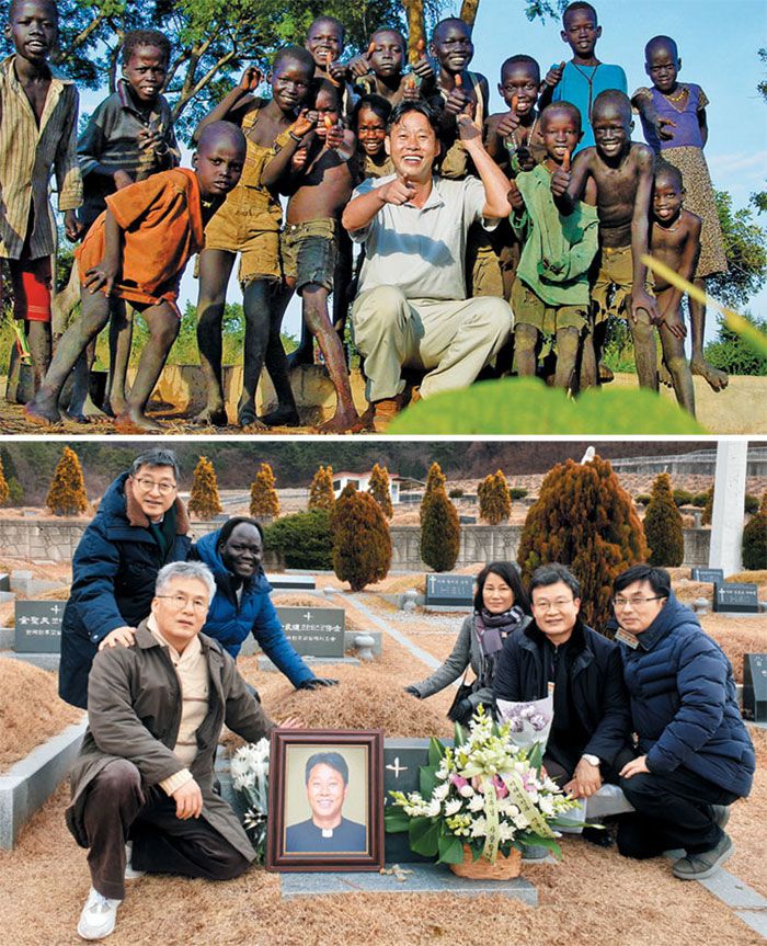 (사진 위)영화 ‘울지마 톤즈2’에 나온 이태석 신부와 남수단 톤즈 아이들.
(아래)지난 12일 전남 담양에 있는 이태석 신부 묘소를 참배한 안정효씨와 인제대 의대 졸업생들. 흑인은 톤즈 출신 유학생이다./안정효