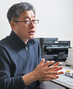 안정효씨가 친구 이태석 신부가 남긴 정신에 대해 말하고 있다. “눈에 보이는 물질은 아니지만 보이지 않는 순수한 것에 큰 가치를 부여하고 목숨처럼 소중히 여긴 사람”이라고 했다. /한준호 영상미디어 기자