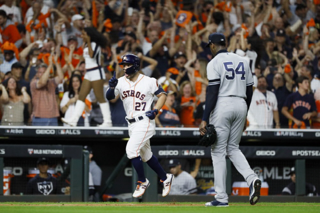 2019 ALCS 6차전 홈런을 떄려낸 호세 알투베(왼쪽)와 마운드를 내려가는 채프먼(뉴욕 양키스)의 교차. 사진제공=AP연합뉴스