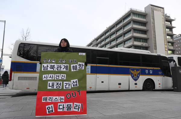 한 시민이 17일 서울 종로구 주한미국대사관 앞에서 해리 해리스 주한미국대사를 비난하는 1인 시위를 하고 있댜./연합뉴스