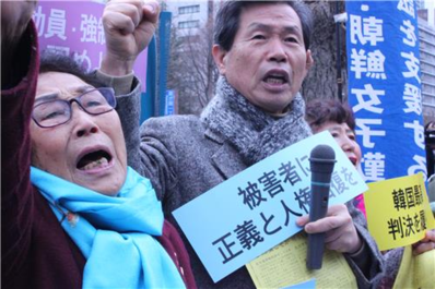 강제징용 피해자인 양금덕(91,왼쪽) 할머니가 17일 도쿄 외무성 앞 집회에서 아베 총리를 향해 '사죄하라'라는 구호를 외치고 있다./연합뉴스