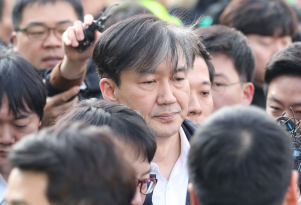 조국 전 법무부 장관이 지난달 26일 서울동부지법에서 영장실질심사를 받은 뒤 영장 발부 여부를 기다리기 위해 서울동부구치소로 이동하고 있다. /연합뉴스