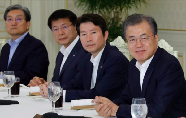 지난해 7월 23일 청와대에서 열린 더불어민주당 원내대표단 초청 만찬에 참석한 문재인 대통령과 민주당 지도부./연합뉴스