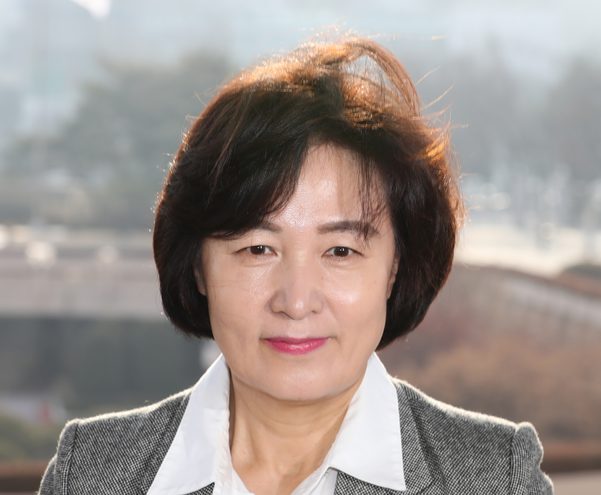 추미애 법무부 장관이 17일 오전 정부과천청사 법무부로 출근하고 있다. /연합뉴스