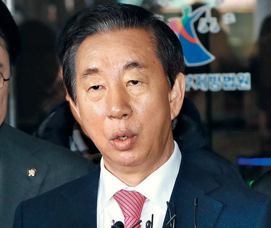 17일 김성태 자유한국당 의원이 1심에서 무죄 판결을 받고 나와 취재진의 질문에 답하고 있다.