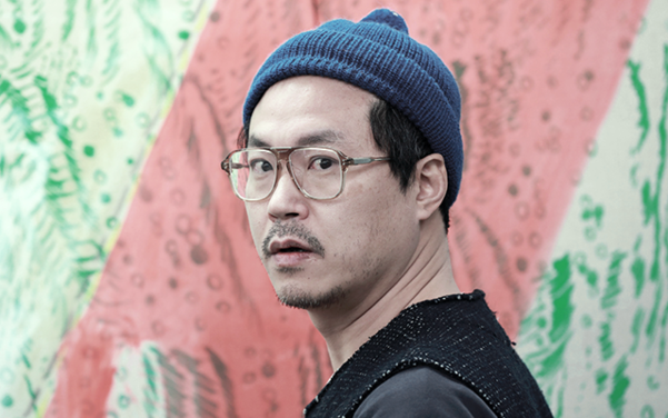 1997년 그가 장영규, 원일과 발표한 어어부 프로젝트 1집 ‘손익분깃점'에는 북, 장구, 꽹과리에 그의 목소리가 섞여 있다. “낯설긴 해도 난해한 음악은 아니죠. 제가 한 음악은 영미 팝과 한국 대중 음악의 문법 안에 있어요.”/사진=이태경 기자