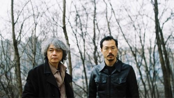 2014년 ‘탐정명 나그네' 앨범을 낸 ‘어어부 프로젝트’의 장영규(왼쪽)와 백현진. ‘그저께 산 부엌칼로 어저께 산 지구본을/수박 썰듯 썰어봤다 안 썰린다… 썰린다’는 난해한 가사와 미니멀한 멜로디가 흩뿌려진 앨범이다.