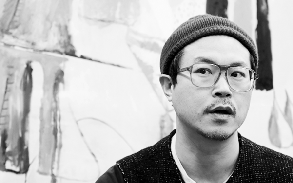 흥얼거리며 붓질하며 무리 없이 ‘일 보며'사는 백현진. “한 때 저도 비트겐슈타인 책을 읽고 치킨집에서 깝치던 시절이 있었죠. 이젠 제 음악에 메타포는 없어요. 일상의 문장을 쓰죠.”/사진=이태경 기자.