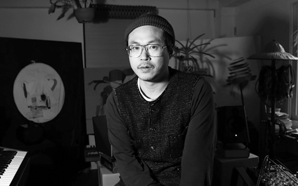 미술이든 음악이든 완성도는 믿지 않는다고 했으나 그가 만든 작품은 강한 아우라를 풍긴다. 솔로 앨범 ‘반성의 시간(2008)’이나 방백 프로젝트 ‘너의 손(2015)’ 등등.