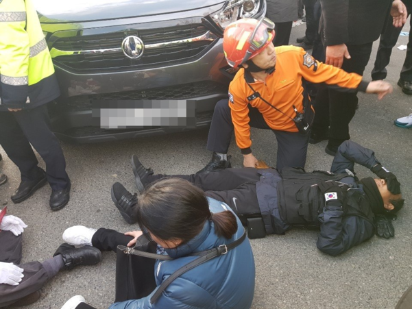 18일 오후 4시쯤 부산 동구 수정2동에서 우리공화당 집회 행진 대열에 SUV 차량이 돌진해 집회 참가자 7명이 부상했다. 차량이 행진 대열로 돌진하는 것을 제지하던 경찰관 1명도 경상을 입었다./우리공화당 제공