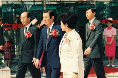 1991년 5월 4일 신격호 명예회장이 롯데백화점 영등포점 개점 기념식에 참석한 모습. 뒤에는 신동빈 롯데그룹 회장./롯데그룹 제공