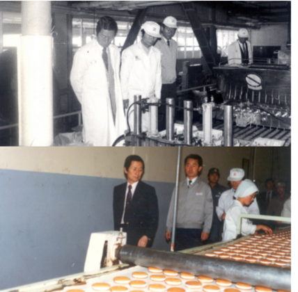 신격호 롯데명예회장이 1980년대 초 롯데제과 양산공장을 방문한 모습. 아래는 그가 양산공장의 초코파이 생산라인을 둘러보고 있는 모습./롯데그룹 제공