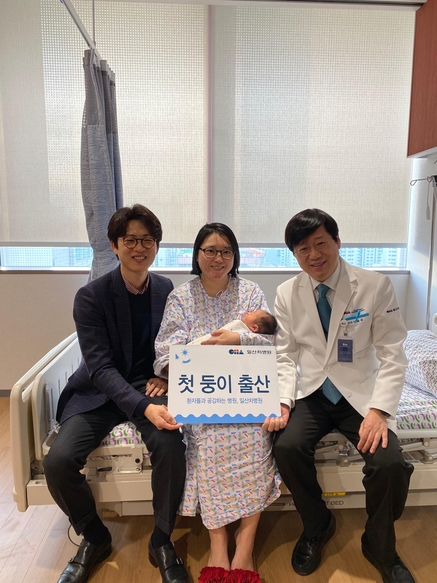 일산 차병원이 지난 15일 첫 아이 출산을 시작으로 본격 진료에 들어갔다. 사진은 첫둥이 주인공인 산모 권나현씨 부부와 출산을 도운 신승주 부원장의 모습. /일산차병원 제공