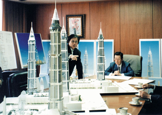 신격호 롯데그룹 명예회장이 1995년 8월 설계사 직원들과 롯데월드타워 설계회의를 하고 있다. 