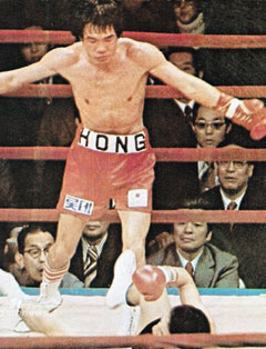 홍수환이 1978년 2월 1일 일본 도쿄에서 열린 가사하라 유와의 세계복싱협회(WBA) 주니어페더급 1차 방어전에서 다운을 빼앗는 모습.