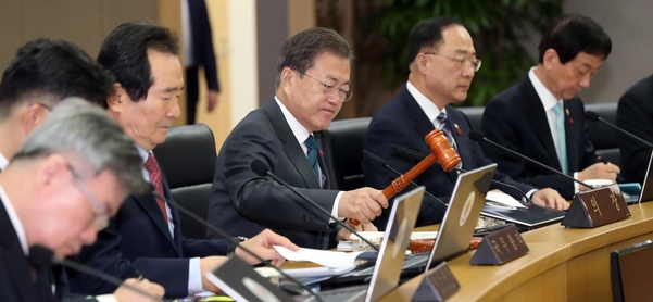문재인 대통령이 21일 정부세종청사에서 국무회의를 주재하고 있다. / 연합뉴스
