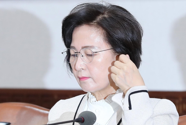 21일 오전 정부서울청사에서 열린 국무회의에 참석한 추미애 법무장관이 문재인 대통령의 발언을 경청하고 있다. 이날 국무회의는 문 대통령이 정부세종청사에서 회의를 주재하고 다른 청사에서는 화상회의로 진행됐다./연합뉴스