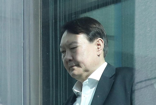 윤석열 검찰총장이 20일 오후 서울 서초구 대검찰청 청사 내를 이동하고 있다./연합뉴스