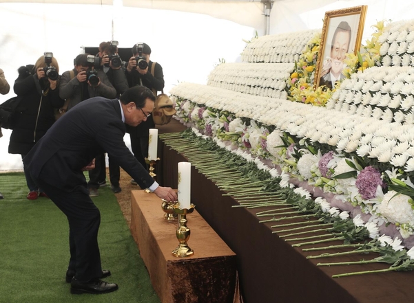 송철호 울산시장이 21일 오후 울산시 울주군 삼동면 둔기리 별장에 마련된 롯데그룹 창업주 신격호 명예회장의 분향소를 찾아 조문하고 있다./연합뉴스