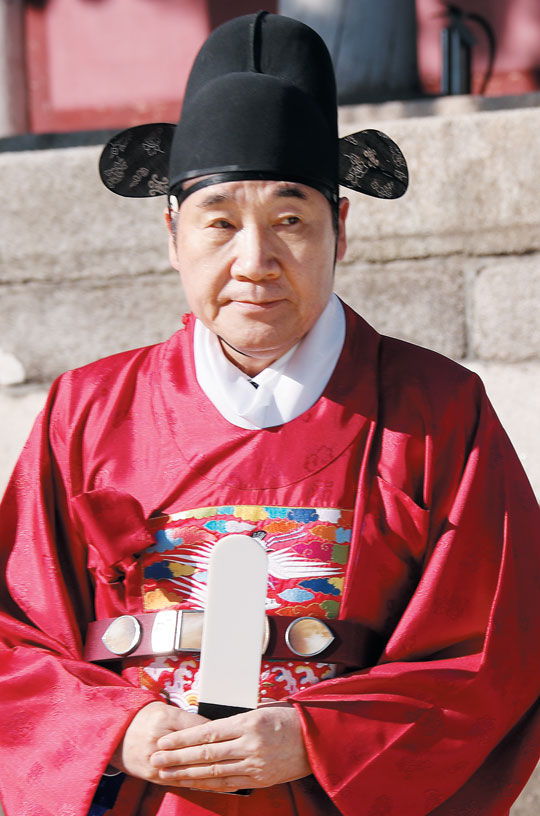 이낙연 전 국무총리가 붉은색 도포 차림으로 21일 서울 종로구 성균관에서 봉심(奉審)을 하는 모습.
