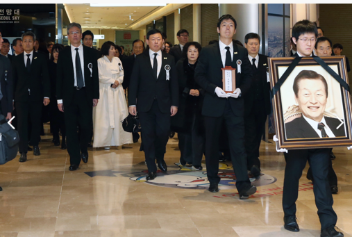 신격호 롯데그룹 명예회장의 유가족이 영결식이 열리는 서울 송파구 롯데콘서트홀로 이동하고 있는 모습./롯데그룹 제공