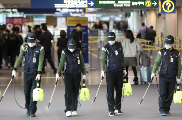 21일 오전 인천국제공항 1터미널 입국장에서 인천공항 위생소독용역 직원들이 '우한 폐렴' 국내 추가 유입에 대비해 소독 작업을 하고 있다. /연합뉴스