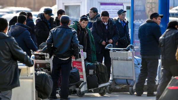 지난해 12월 21일 중국 베이징 서우두 공항에서 북한 노동자로 추정되는 사람들이 출국 준비를 하고 있다./AFP연합뉴스