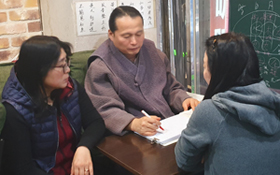 17일 서울 중구 명동의 한 사주 카페에서 일본인 히라노 리쓰에(맨 오른쪽)씨가 역술인 박만호(가운데)씨에게 사주 상담을 받고 있다. 