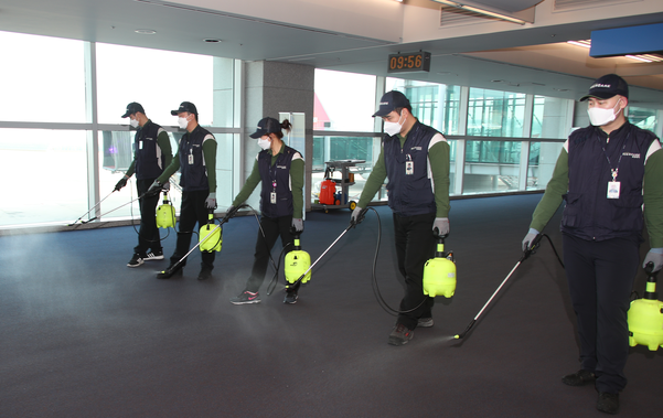 설 명절 연휴 첫날인 24일 인천국제공항 입국 통로에서 위생소독용역 직원들이 신종 코로나바이러스 유입에 따른 소독 작업을 하고 있다. /연합뉴스