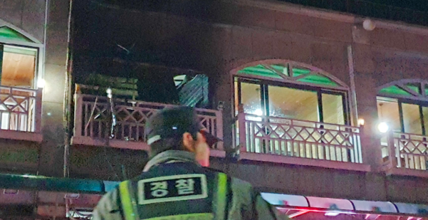 25일 오후 7시 46분쯤 강원 동해시의 한 펜션에서 가스 폭발로 추정되는 사고가 발생했다. /연합뉴스