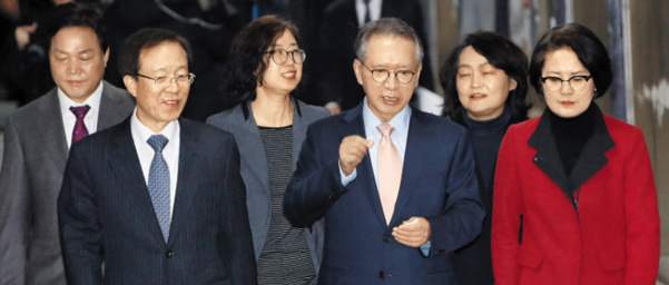임명장 받은 한국당 공천관리위원들 - 김형오(앞줄 가운데) 자유한국당 공천관리위원장과 공천관리위원들이 23일 국회에서 열린 임명장 수여식에 가고 있다. 앞줄 왼쪽부터 이석연 전 법제처장, 김 위원장, 이인실 전 통계청장. 뒷줄 왼쪽부터 박완수 한국당 사무총장, 엄미정 일자리위원회 전문위원, 조희진 전 서울동부지검장. /이덕훈 기자