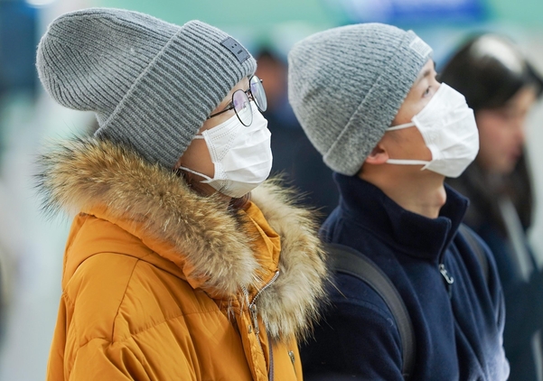 국내에서 세 번째 우한 폐렴 확진 환자가 발생한 26일 서울역에서 마스크를 쓴 외국인 관광객들이 열차 시간표를 확인하고 있다./연합뉴스