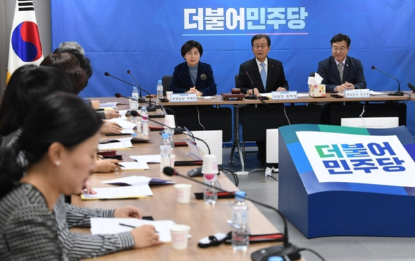 더불어민주당 원혜영 공천관리위원장이 21일 오후 서울 여의도 당사에서 공천관리위원회 회의를 주재하고 있다. /연합뉴스4·15 총선을 앞두고 더불어민주당의 공천심사가 이번 주 본격화된다.